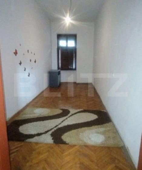 Casă cu 5 camere cu Teren 100 Mp în Central