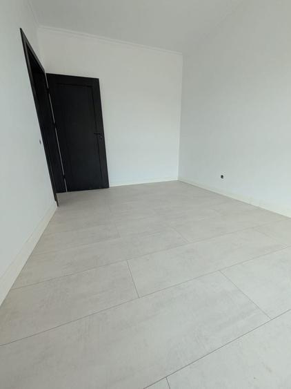 Apartament cu 4 camere semidecomandat în Florești