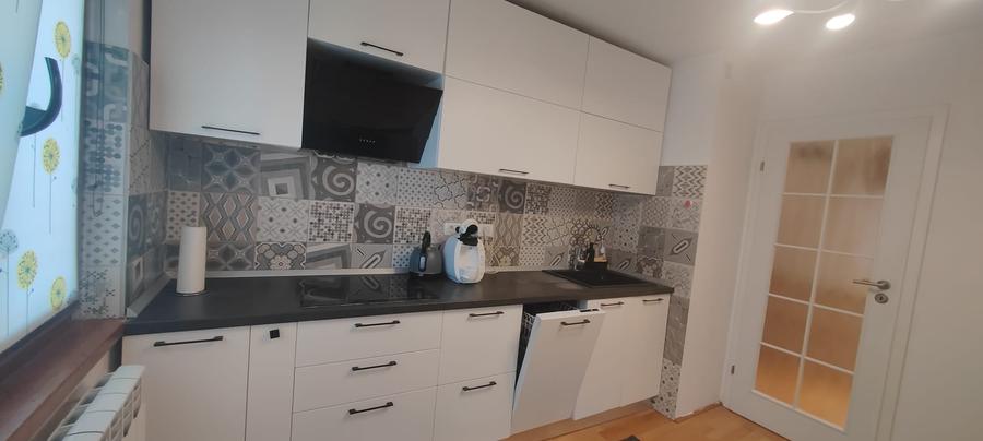 Apartament cu 3 camere decomandat în Drumul Sării