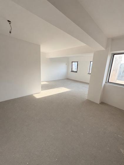 Apartament cu 3 camere semidecomandat în Aviației