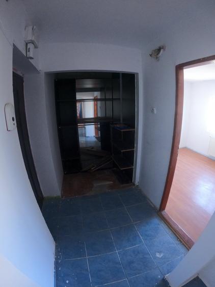 Apartament cu 3 camere semidecomandat în Tineretului