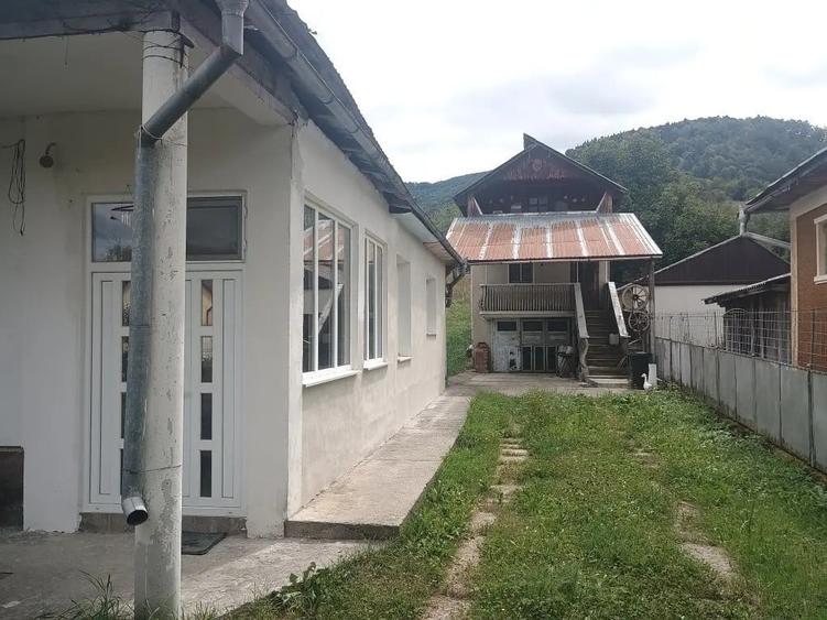 Casă cu 5 camere în Văleni