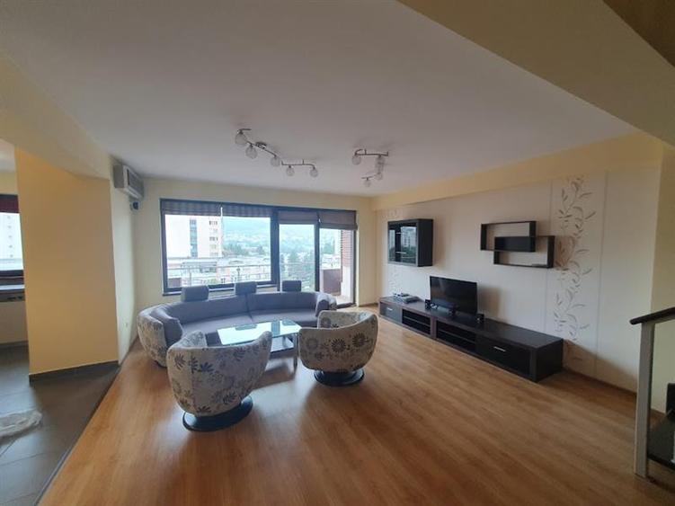 Apartament cu 4 camere decomandat, mobilat în Tudor