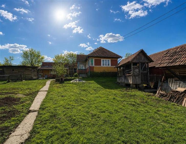 Casă individuală cu 4 camere cu Canalizare în Exterior Est