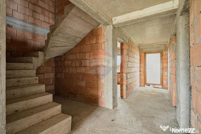 Casă cu 5 camere cu Teren 300 Mp în Fântânele