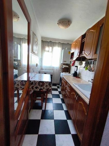 Apartament cu 3 camere semidecomandat, mobilat în Dărmănești