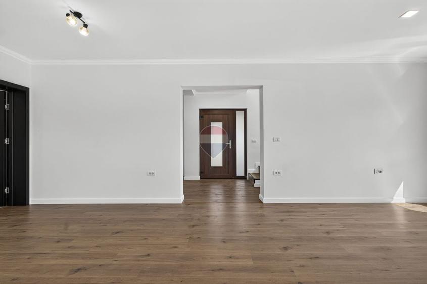 Casă cu 7 camere cu Teren 437 Mp în Livada