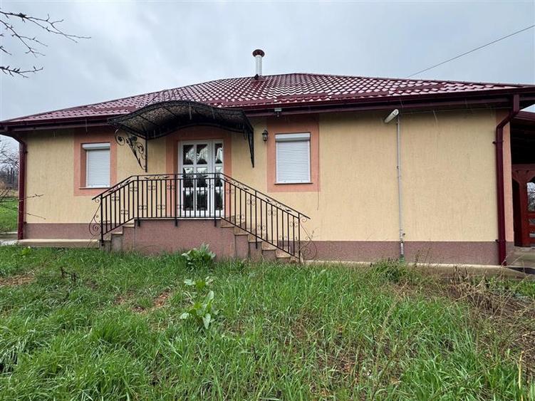 Casă cu 3 camere cu Teren 496 Mp în Tomești