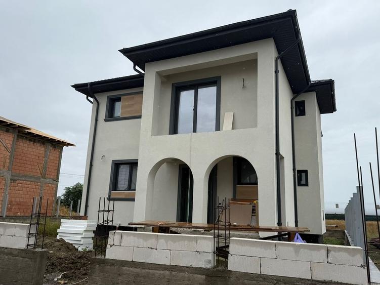 Casă cu 4 camere în Vernești