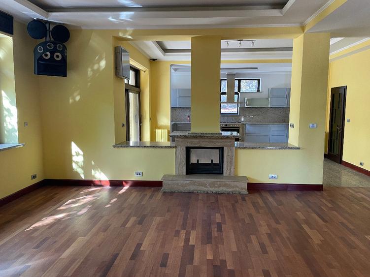 Casă cu 5 camere cu Teren 652 Mp în Sisești