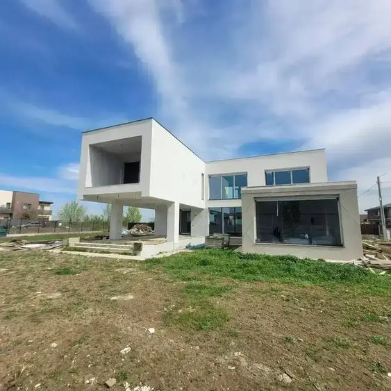 Casă cu 6 camere cu Teren 1380 Mp în Odăi