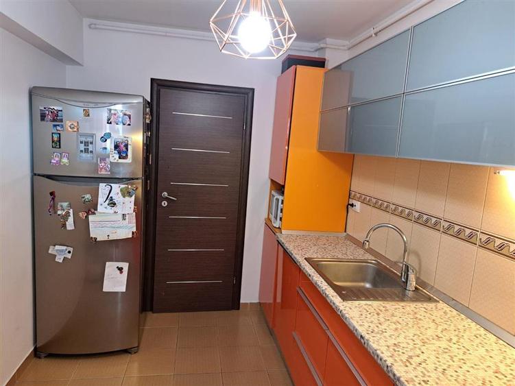 Apartament cu 3 camere decomandat, mobilat în Central