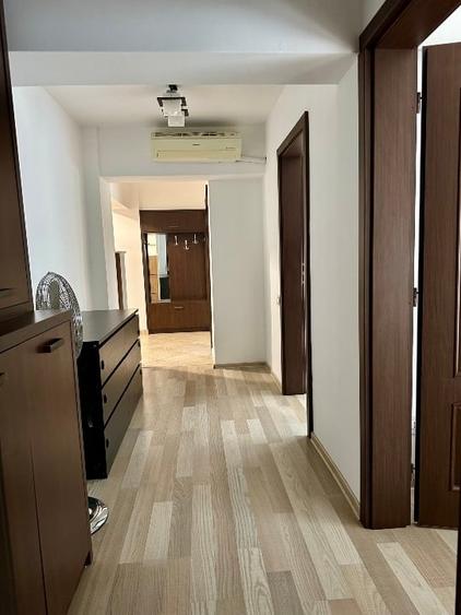 Apartament cu 3 camere decomandat, mobilat în Peninsula