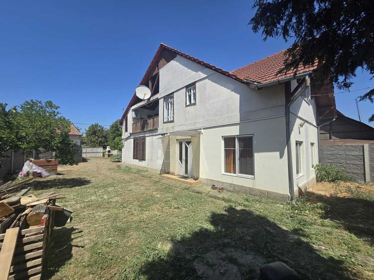 Casă cu 4 camere în Borș