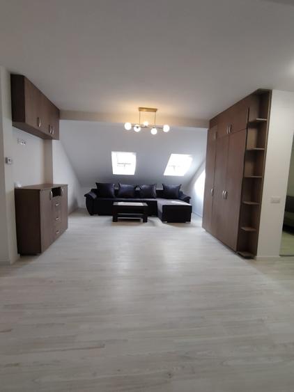 Apartament cu 4 camere semidecomandat în Florești