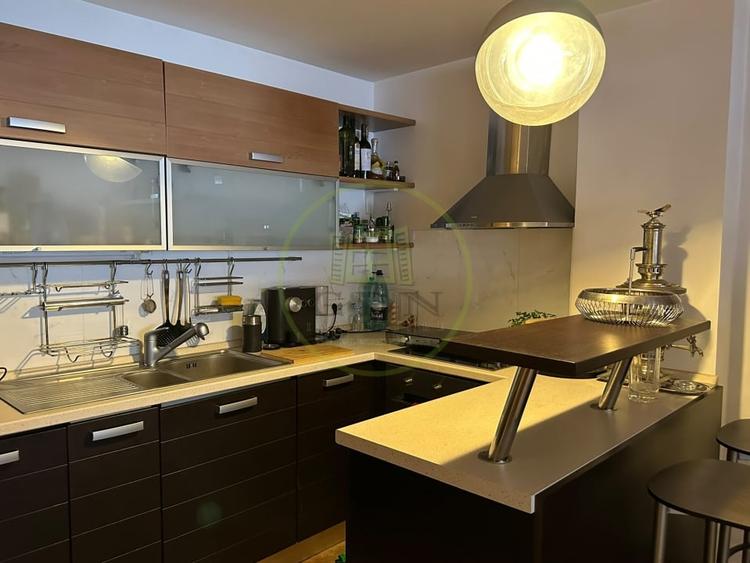 Apartament cu 3 camere semidecomandat, mobilat în Clăbucet