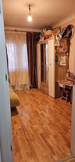 Apartament cu 4 camere decomandat, mobilat în Cornitoiu
