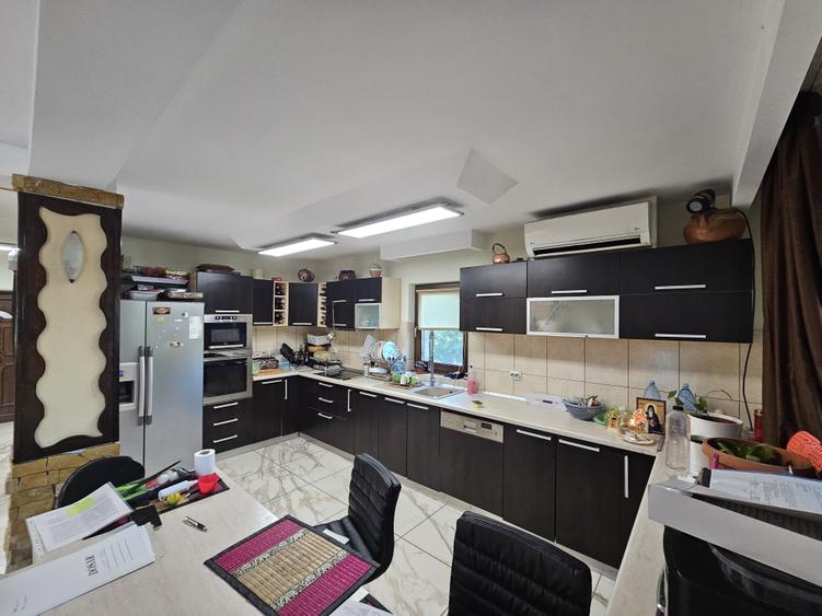 Casă cu 5 camere cu Teren 696 Mp în Aroneanu
