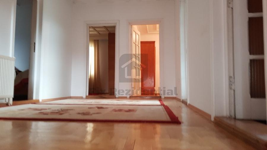 Casă individuală cu 9 camere cu Canalizare în Central