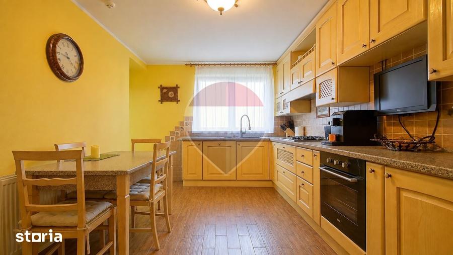 Casă cu 7 camere cu Teren 519 Mp în Cristian