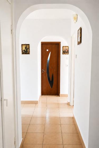 Apartament cu 3 camere decomandat în Micro 21