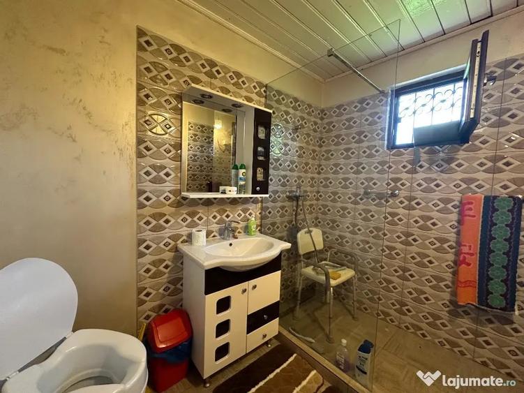Casă cu 7 camere cu Teren 1039 Mp în Cornești