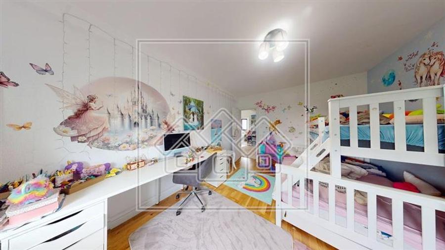 Duplex cu 5 camere cu Canalizare în Cristian