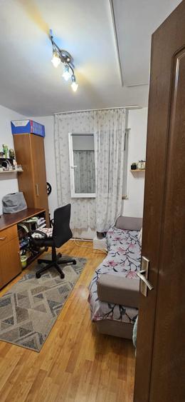 Apartament cu 3 camere semidecomandat în Florilor