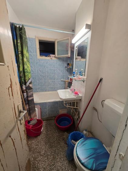 Apartament cu 3 camere semidecomandat în Titan