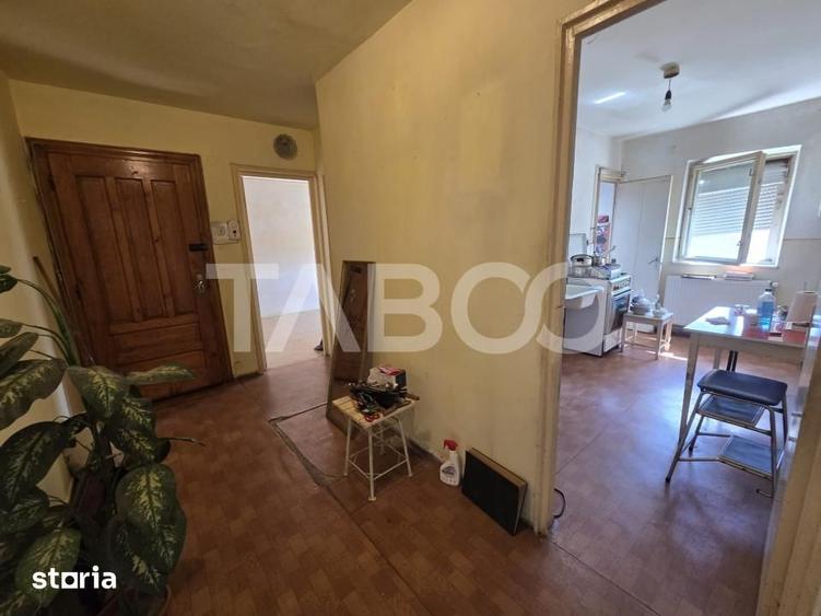 Apartament cu 3 camere semidecomandat în Central