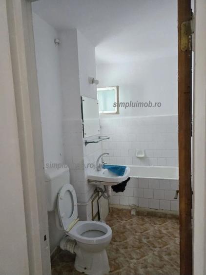 Apartament cu 3 camere semidecomandat în P-ța Gorjului