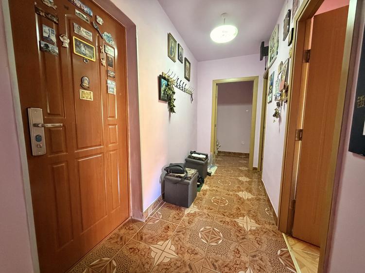 Apartament cu 3 camere semidecomandat în Aradului