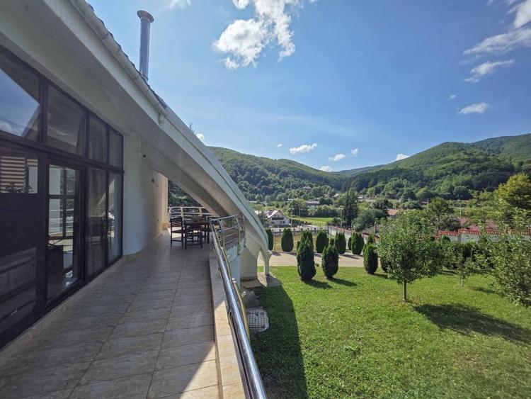 Casă individuală cu 13 camere cu Piscina în Slănic-Moldova