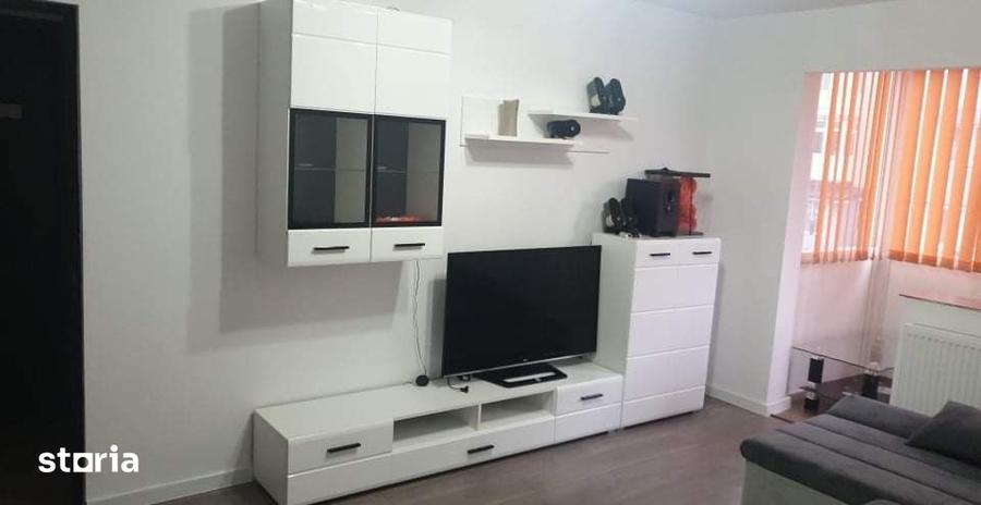 Apartament cu 3 camere semidecomandat în Craiovița Nouă
