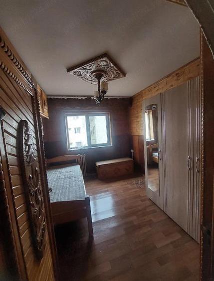 Apartament cu 3 camere decomandat în Tractorul