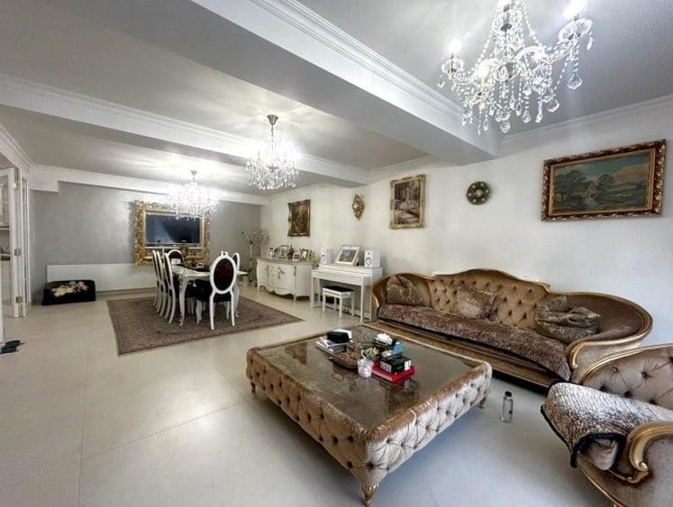 Casă cu 6 camere cu Garaj în Primăverii