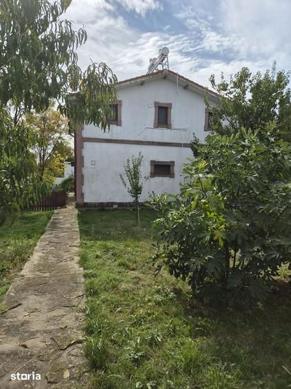Casă cu 10 camere cu Teren 100 Mp în Corbu
