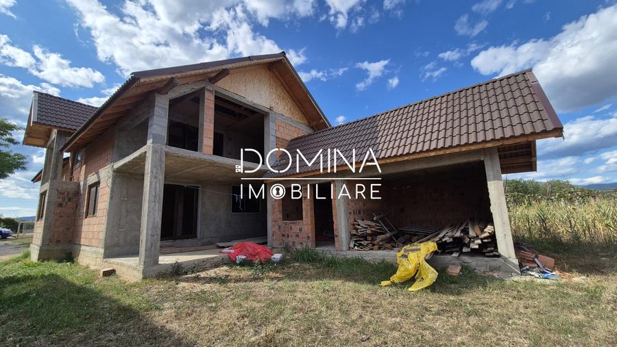 Casă individuală cu 5 camere cu Teren 4334 Mp în Runcu
