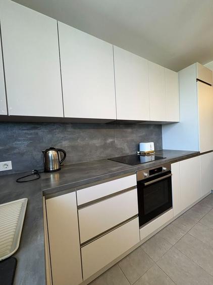 Apartament cu 3 camere decomandat, mobilat în Iancu Nicolae
