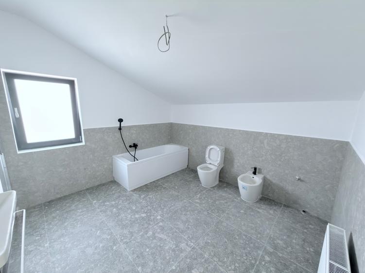 Casă individuală cu 4 camere cu Teren 400 Mp în Central