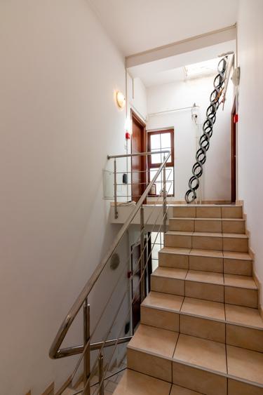 Casă individuală cu 9 camere cu Canalizare în Unirii
