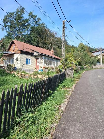 Casă cu 4 camere cu Teren 1100 Mp în Central