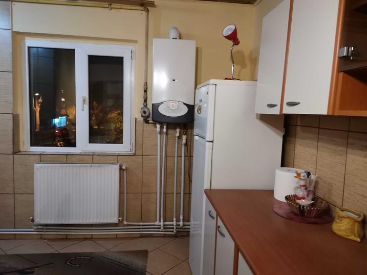Apartament cu 2 camere semidecomandat, mobilat în Central