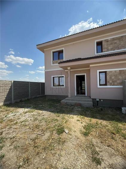 Duplex cu 4 camere cu Canalizare în Moșnița Nouă