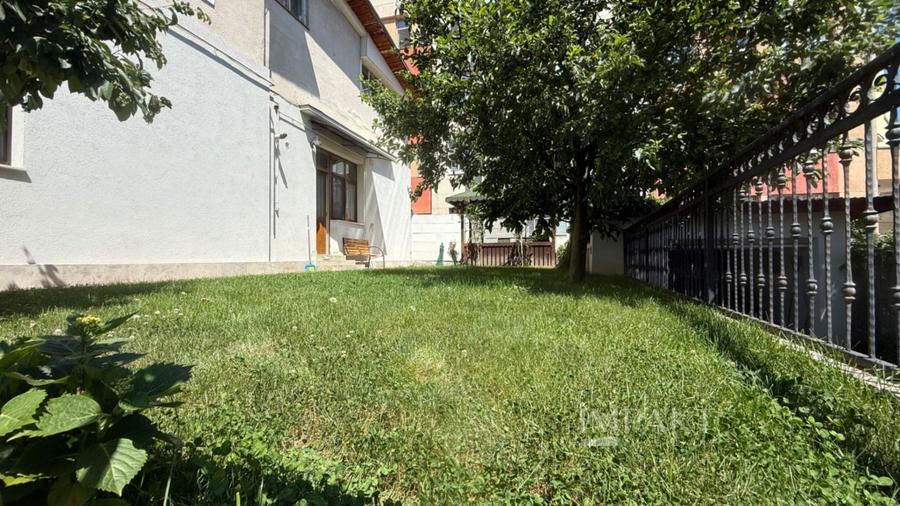 Apartament cu 4 camere semidecomandat, mobilat în Central