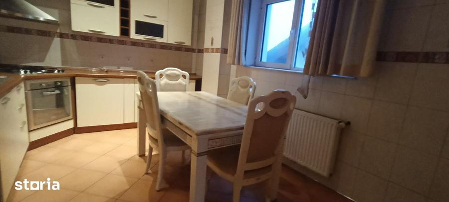 Casă cu 7 camere cu Teren 400 Mp în Dobroești