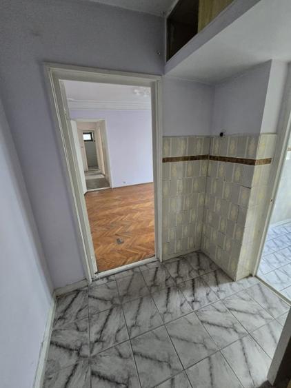 Apartament cu 3 camere semidecomandat în Mioriței