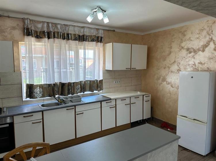 Casă cu 4 camere cu Teren 365 Mp în Exterior Sud