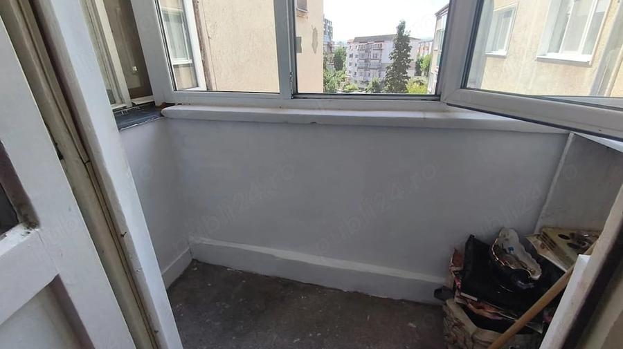 Apartament cu 4 camere semidecomandat în Piața Centrală