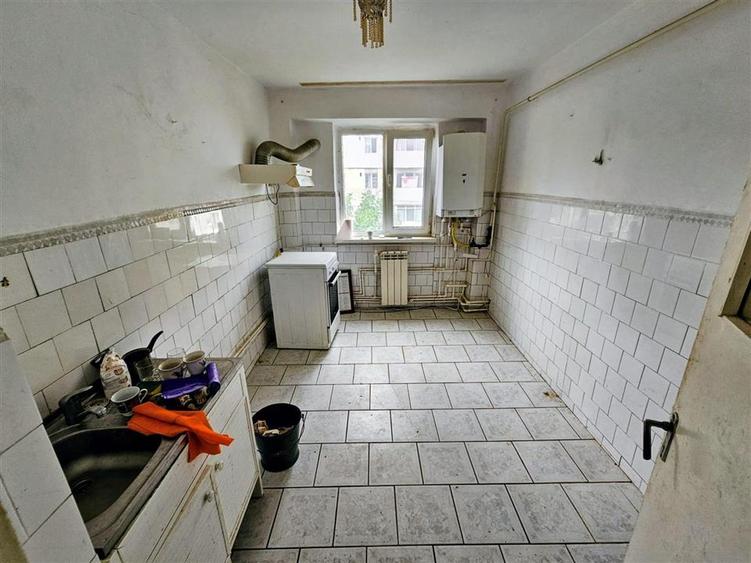 Apartament cu 4 camere decomandat în Viziru 3